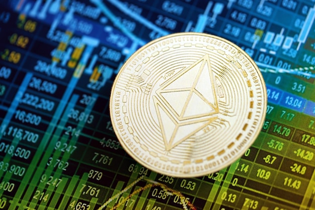 La pièce Ethereum ETH sur le graphique de négociation de la crypto-monnaie avec des calculs en différentes couleurs
