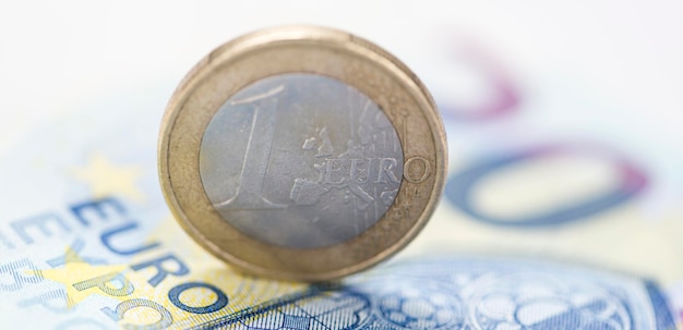 Pièce en euros sur les billets