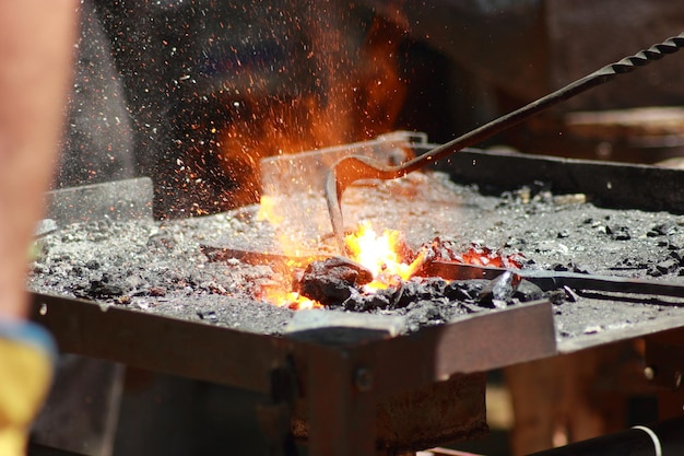 Pièce de fer en feu, étincelles.