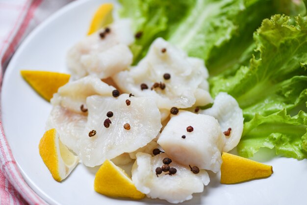 Pièce de filet de poisson cuit avec des épices sur une assiette