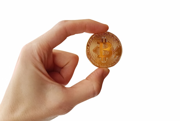 Pièce de jeton Bitcoin dans la main de la femme isolée sur fond blanc