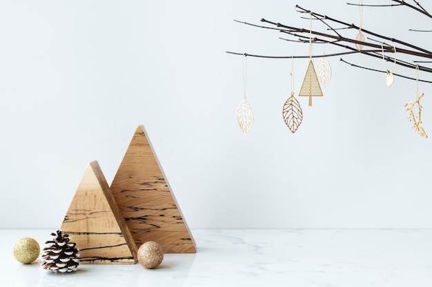 Photo pièce maîtresse de triangle en bois sur une table en marbre