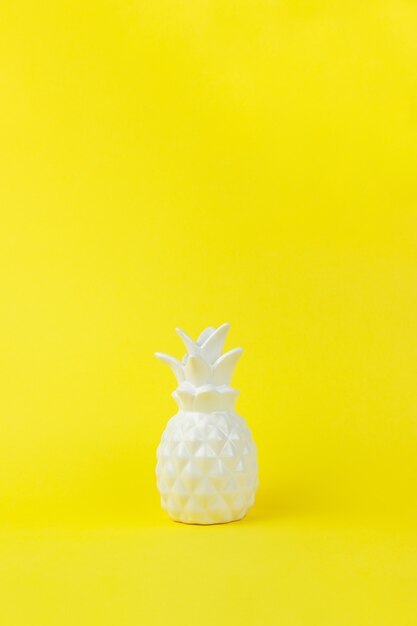 Pièce à la mode d'ananas en céramique brillant blanc intérieur sur fond de papier jaune