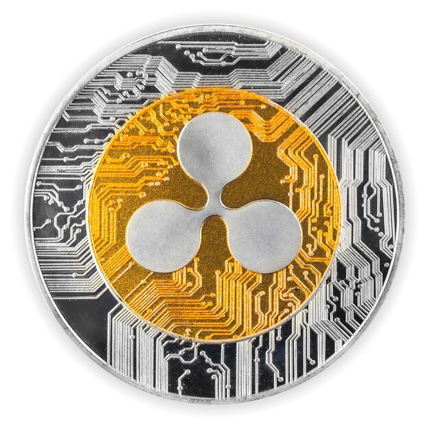 Photo pièce de monnaie crypto-monnaie ripple isolée sur fond blanc, vue rapprochée de la pièce crypto physique