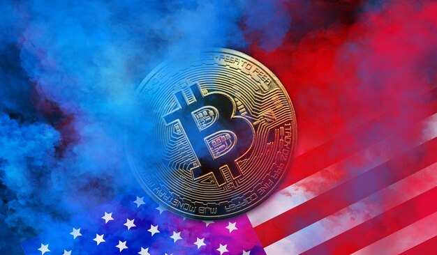 La pièce de monnaie d'or de bitcoin est dans le fond rouge et bleu de fumée