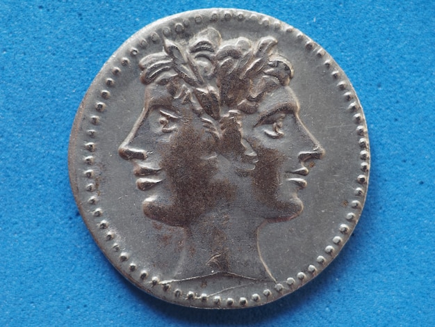 Pièce de monnaie romaine antique avec Janus