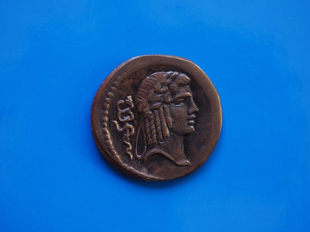 Pièce de monnaie romaine vintage sur bleu