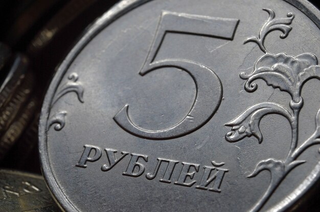 Pièce de monnaie russe de 5 roubles dénomination (marche arrière) dans le contexte d'autres pièces de monnaie.Macro.