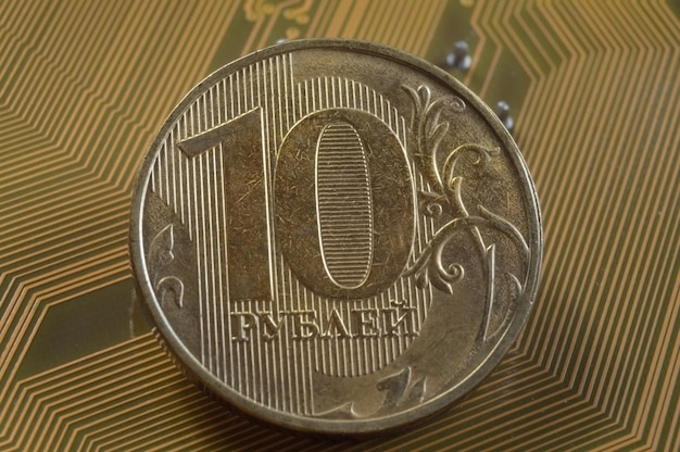 Une pièce de monnaie russe d'une valeur nominale de 10 roubles se trouve à la surface du microcircuit le concept de l'économie numérique de la Russie