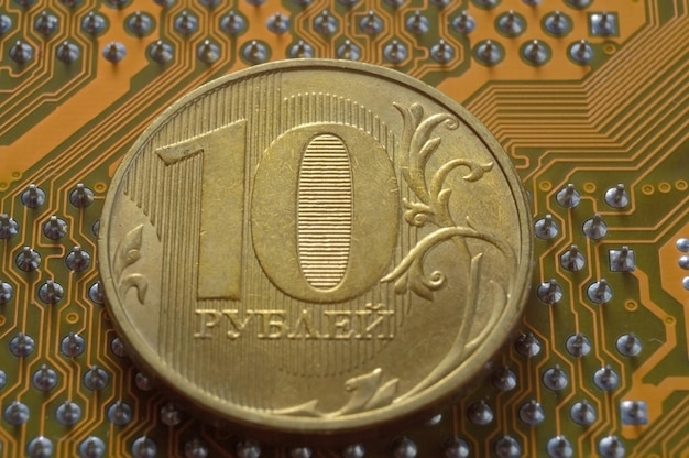 Une pièce de monnaie russe d'une valeur nominale de 10 roubles se trouve à la surface du microcircuit le concept de l'économie numérique de la Russie