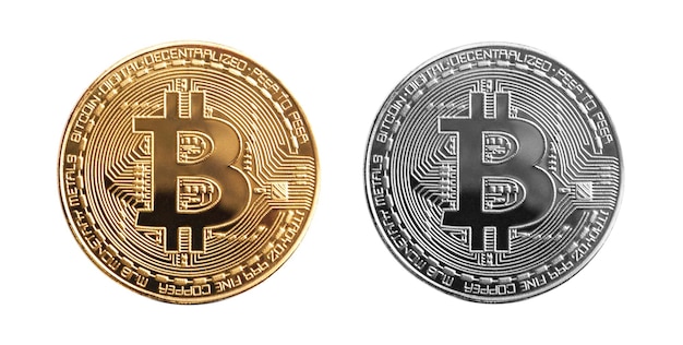 Pièce d'or et d'argent bitcoin crypto argent isolé sur fond blanc