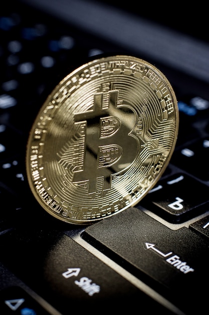 Pièce d'or Bitcoin sur clavier d'ordinateur