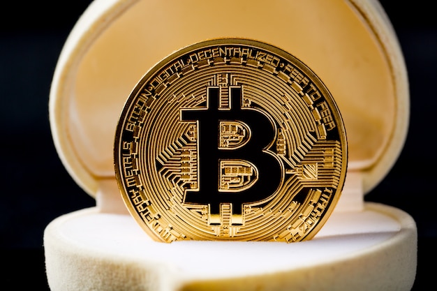 Pièce d'or Bitcoin dans une boîte de bague de mariage