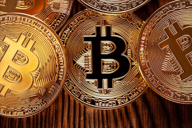 Pièce d'or bitcoin sur dollars américains se bouchent. Crypto monnaie électronique