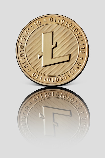 Pièce d'or litecoin avec réflexion sur une monnaie crypto virtuelle de surface brillante blanche. Image conceptuelle pour la crypto-monnaie mondiale et le système de paiement numérique.