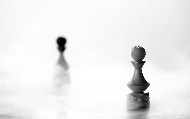 Pièce de pion pièce d'échecs à bord sur fond blanc
