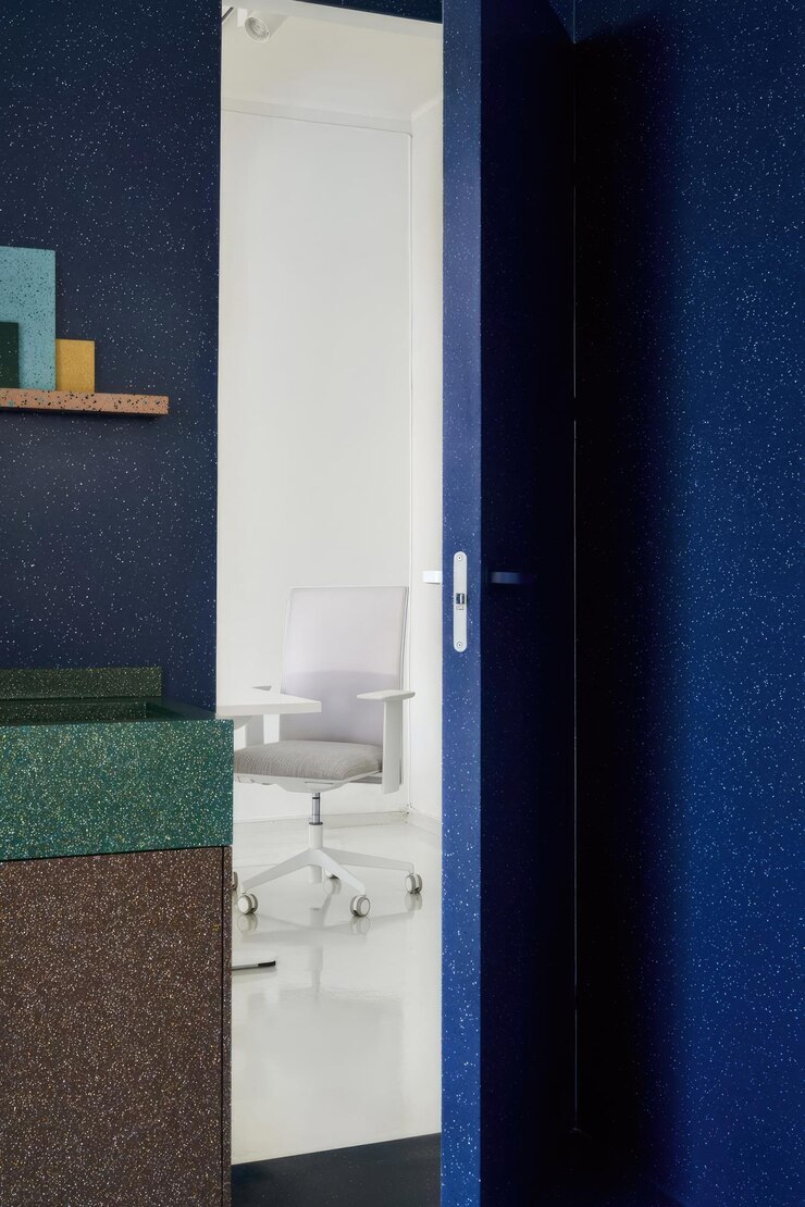Photo une pièce avec une porte bleue et une chaise