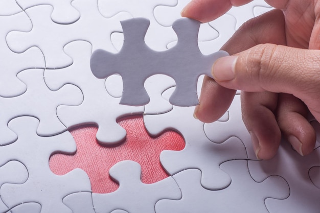 Pièce de puzzle à main coupée