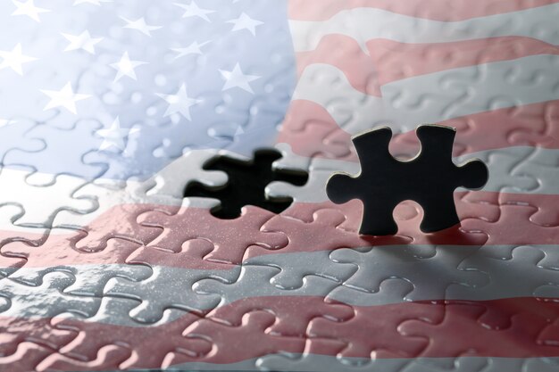 Pièce De Puzzle Noir Silhouette. Sur Le Fond Est Un Puzzle Du Drapeau Des états-unis