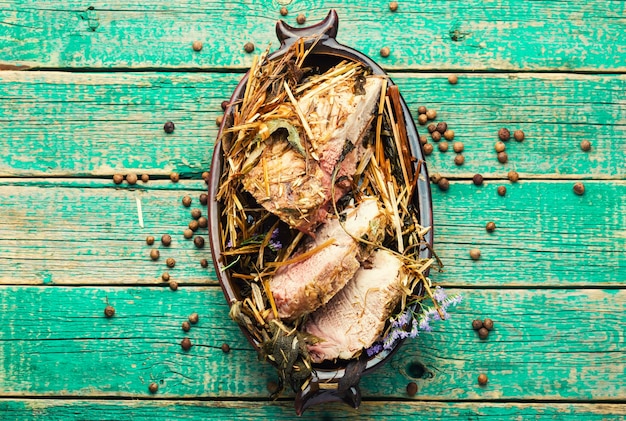 Pièce de viande de porc grillée aux herbes et épices