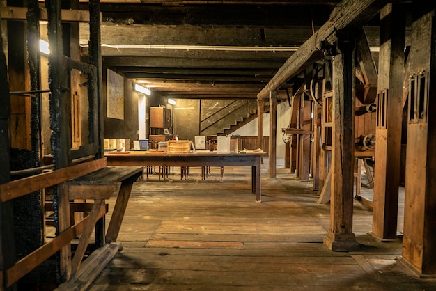 Pièce vide dans une maison abandonnée avec fenêtre et parquet