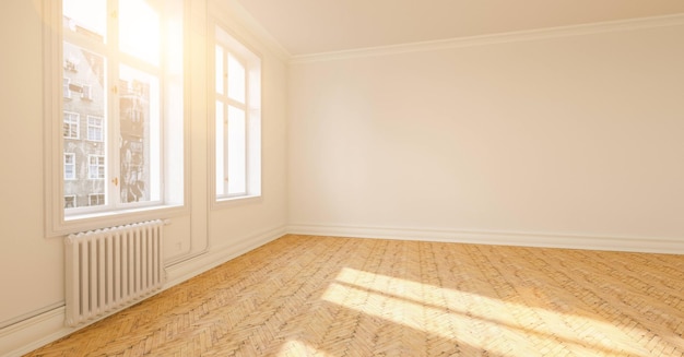 Pièce vide lumineuse dans l'ancien appartement comme pièce de passage