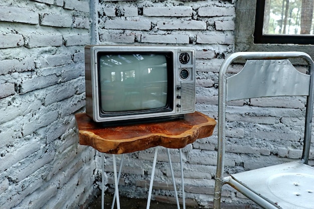 Photo une pièce avec une vieille chaise en fer et une télévision peinte vintage avec un charme classique