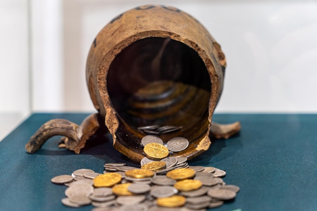 Photo pièces d'argent coulées dans un pot en argile