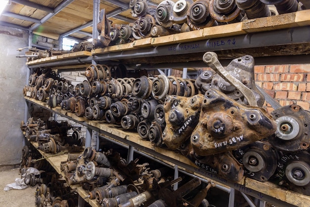 Pièces automobiles d'occasion sur l'étagère de l'usine Pièces automobiles d'occasion à vendre dans un magasin dans une décharge Jambes et ressorts d'amortisseur pour différents types de voitures Démontage de voitures