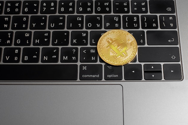 Pièces de Bitcoin sur un clavier d&#39;ordinateur portable