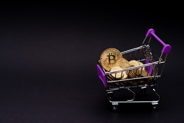 Pièces Bitcoin dans un panier