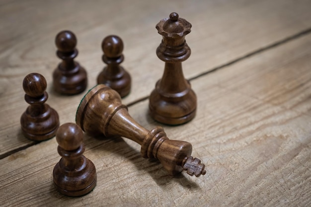 Pièces en bois d'échecs sur une table en bois