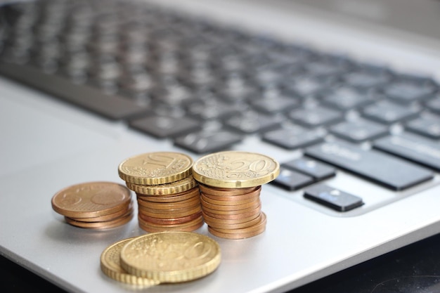 Pièces en centimes d'euro de couleur bronze sur le clavier de l'ordinateur