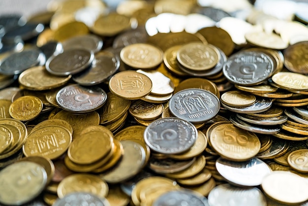 Pièces de collection éparpillées sur une surface. Pièces d'or et d'argent. Vue d'en-haut.