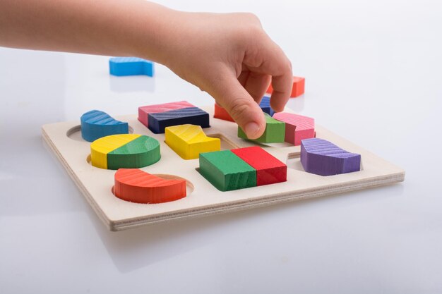 Pièces colorées d'un puzzle logique à la main