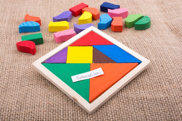 Pièces colorées d'un puzzle tangram carré
