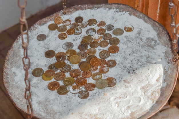 Des pièces dans la farine dans la balance des roubles et des kopecks l'argent sur la balance