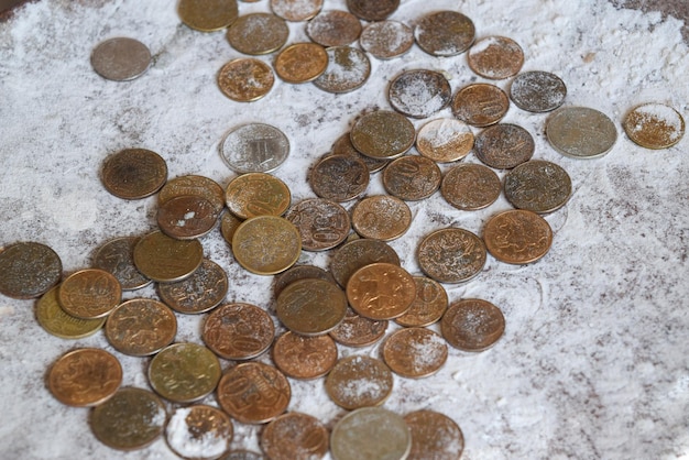 Des pièces dans la farine dans la balance des roubles et des kopecks l'argent sur la balance