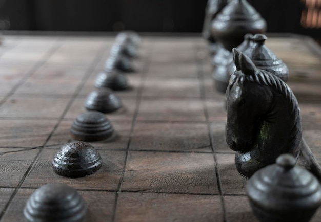 Photo pièces d'échecs anciennes en bois