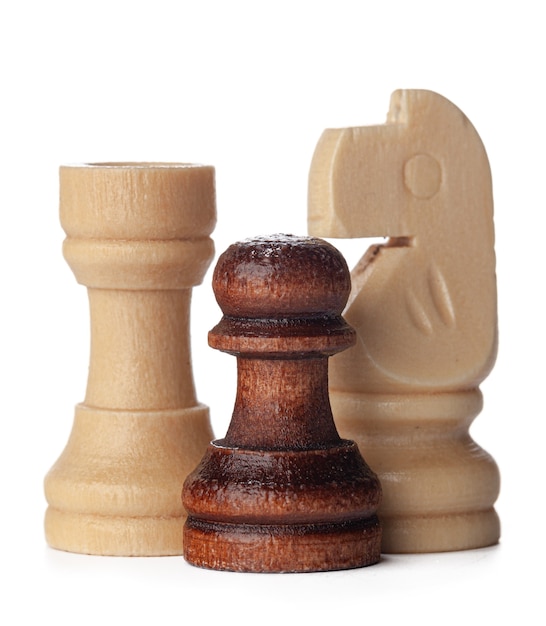 Pièces d'échecs en bois blanc et marron sur fond blanc