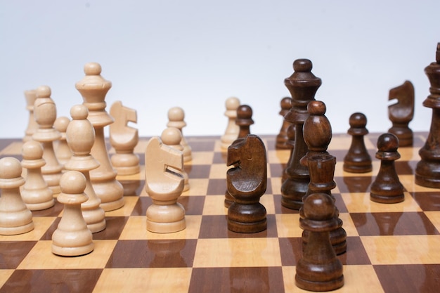 Pièces d'échecs en bois sur l'échiquier