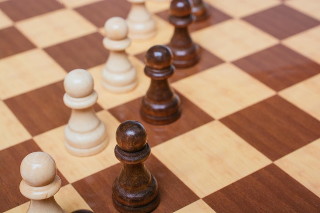 Pièces d'échecs en bois sur l'échiquier