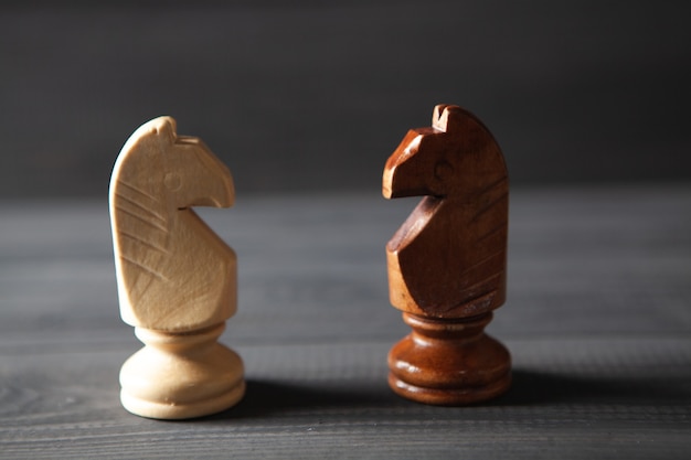 Pièces d'échecs en bois sur fond de bois