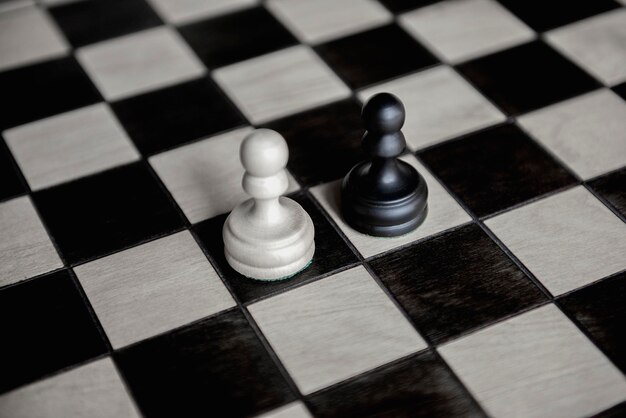 Photo des pièces d'échecs, deux adversaires également puissants qui s'affrontent.