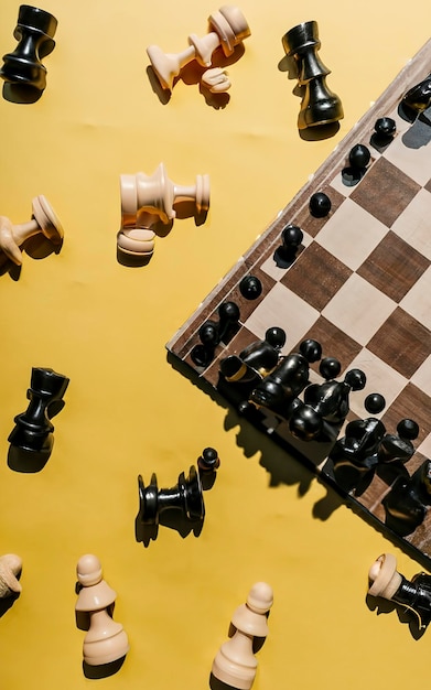 Pièces d'échecs et échiquier sur fond jaune