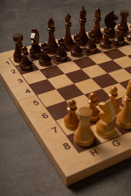 Pièces d'échecs sur un échiquier sur un fond sombre