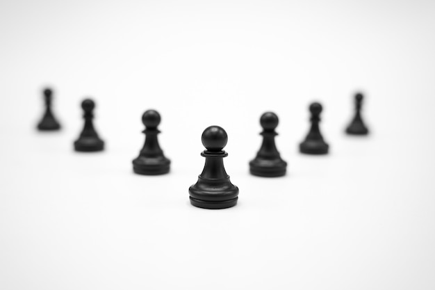 pièces d'échecs noires sur surface blanche