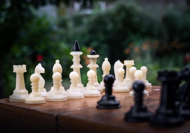 Pièces d'échecs sur une table