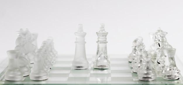 Pièces d&#39;échecs transparentes à bord