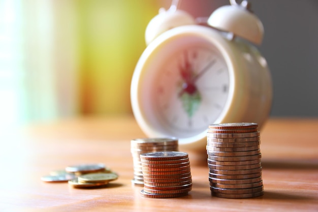 Pièces empilées sur table avec fond de montre flou